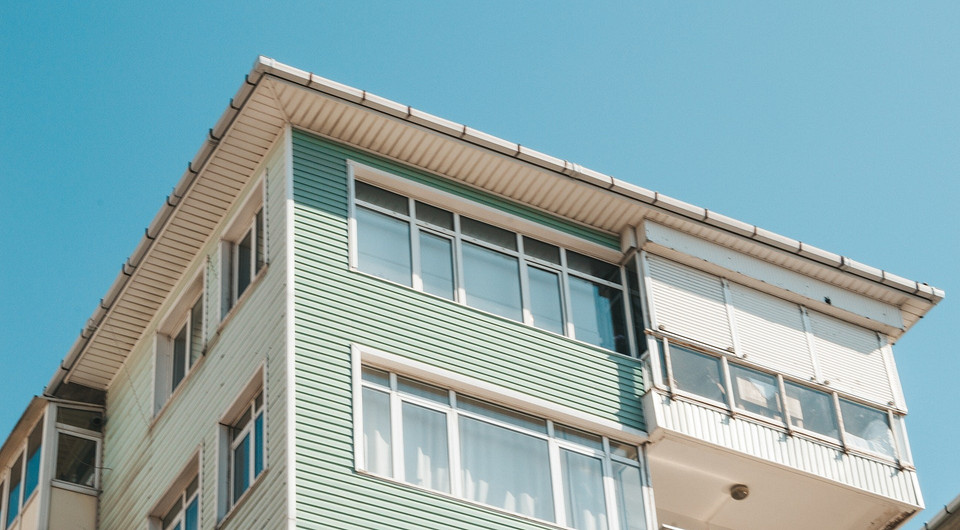 Минстрой введет штраф за несогласованное остекление и обшивку балкона для юридических лиц