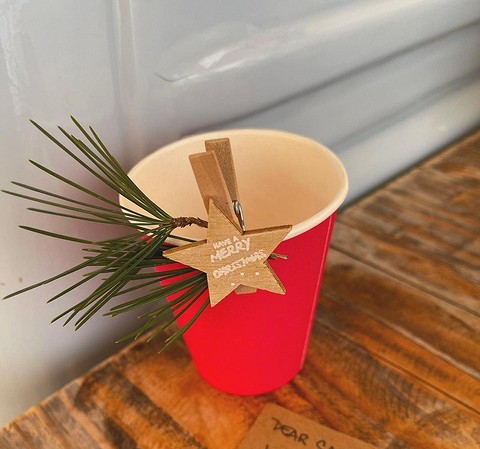 Закрепите хвою на краю стакана деревянной прищепкой или красивой скрепкой. Для такого декора выбирайте самые маленькие веточки, чтобы они не мешали пить.