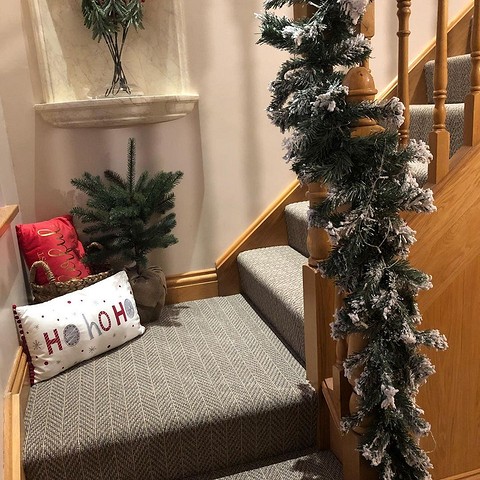 Украсьте подушками пустой угол в квартире или лестницу в загородном доме. Небольшая живая елка в плетеном кашпо будет отлично смотреться рядом с красивой новогодней подушкой. 