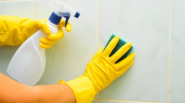Чем отмыть плитку в ванной: 11 способов против всех видов налета