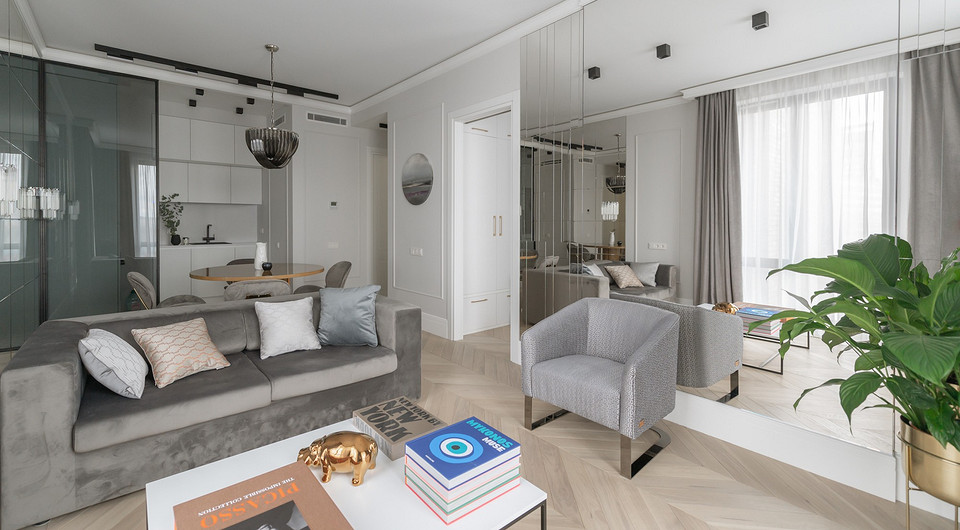 Квартира площадью 45 кв. м в холодной цветовой гамме с зеркалами и глянцем