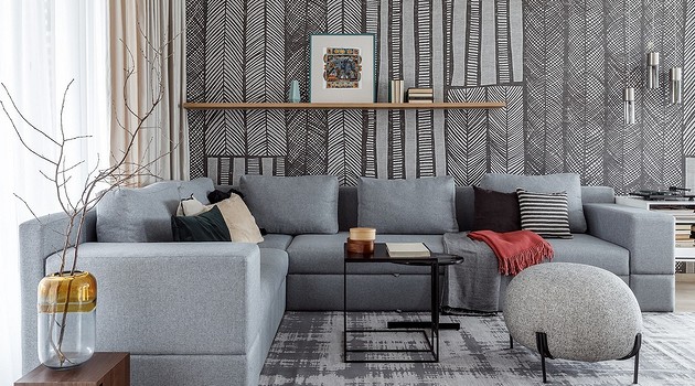 Никогда не выйдет из моды: серый диван в интерьере
