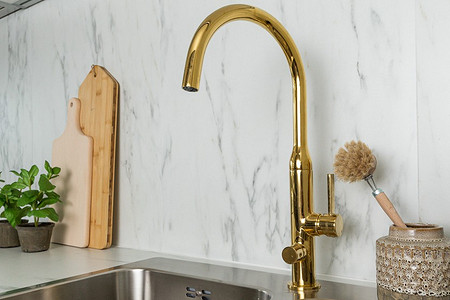 Как поменять смеситель на кухне в 4 простых шага