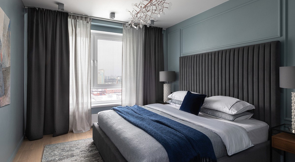 «Основа спальни — контраст серого и небесно-голубого с элементами меди. Уютное пространство, где нет места лишнему», — рассказывает об интерьере автор.