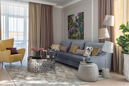 Небольшой дом, в котором много живописи и цветов