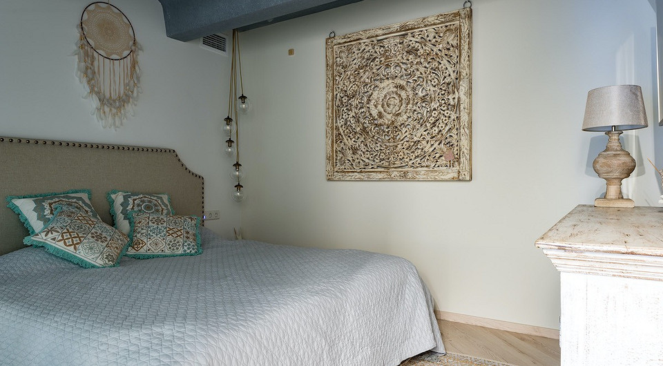 Мебель — индивидуального изготовления. «Она с натуральной текстурой дерева, уютная и удобная, — говорят авторы проекта. — Такая мебель делает аскетичный современный интерьер уютнее и тепл...