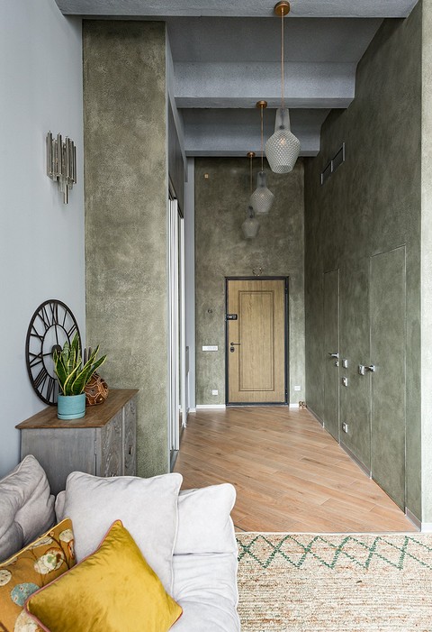 В квартире всего две двери: в санузел и гардеробную из прихожей. Они сделаны скрытыми и окрашены в цвет стен. 