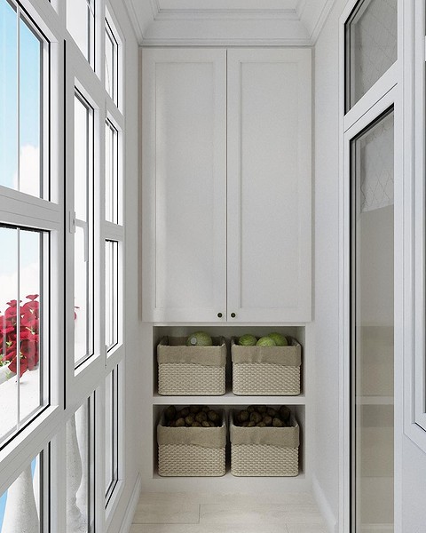 Балкон — один из вариантов хранения запасов. Правда, за влажностью и температурой все равно следить придется. Оборудуйте отдельный шкафчик или воспользуйтесь корзинами для хранения.
