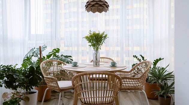 Плетеная мебель и много комнатных растений: в этой квартире создана атмосфера отпуска
