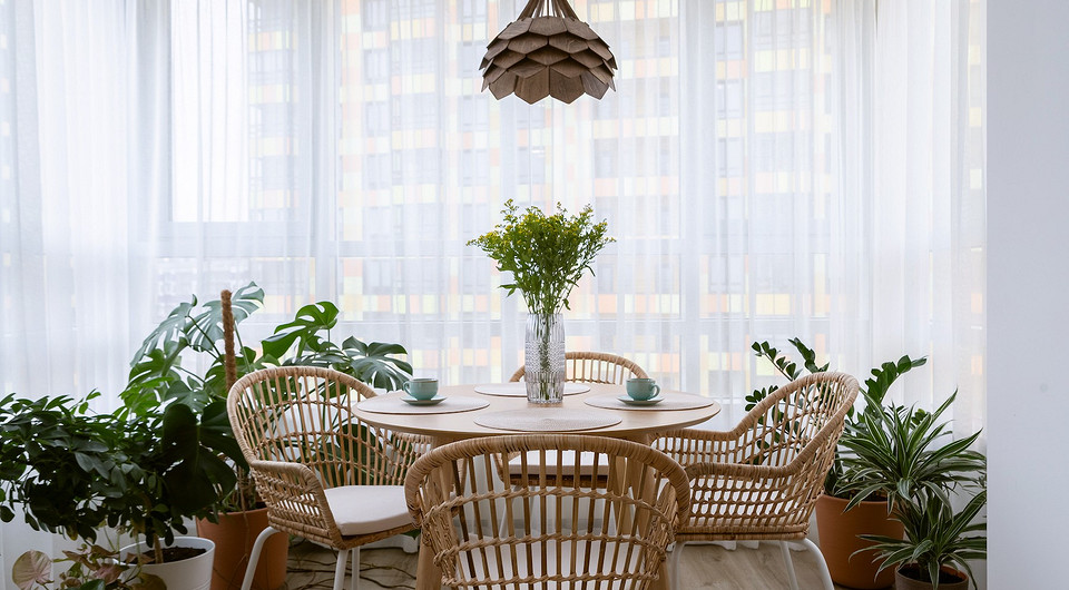 Плетеная мебель и много комнатных растений: в этой квартире создана атмосфера отпуска