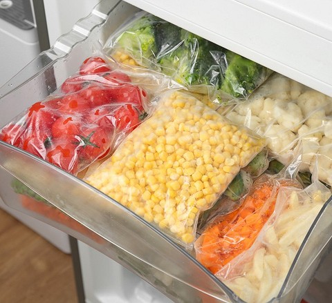 Особенно удобно замораживать продукты пластами и потом ставить их вертикально. Такое хранение занимает очень мало места в ящике морозилки.