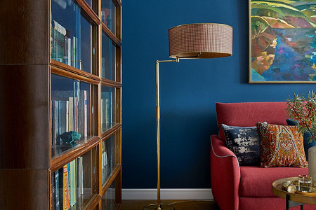 Трехкомнатная квартира в доме 1960 года с яркими стенами и антикварной мебелью