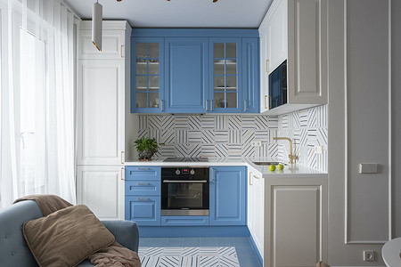 Маленькая квартира с яркой мебелью и спальней за зеркальной дверью