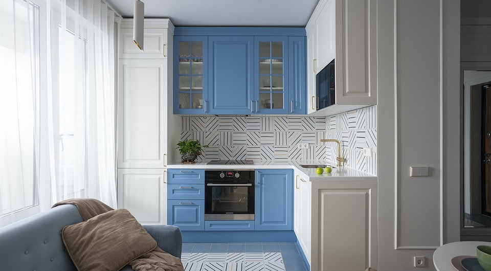 Маленькая квартира с яркой мебелью и спальней за зеркальной дверью