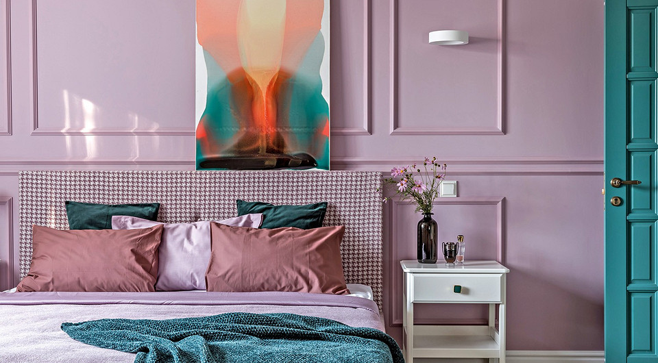 В спальне хозяев активный бирюзово-зелёный цвет межкомнатных дверей поддержали текстильными изделиями и картиной кисти Игоря Михайленко.