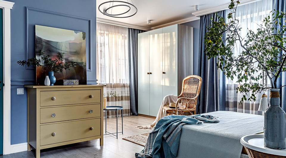 Приватный этаж спланирован так, что сантехнические помещения спрятаны в спальнях. Благодаря такому решению в холл выходит минимум дверей, что способствует экономии пространства, а новые о...