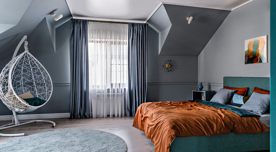 Все спальни меблированы одинаковыми кроватями фабрики Askona, но с разной обивкой, шкафы и комоды — ИКЕА. При подборе предметов декора дизайнер исходила из натура...