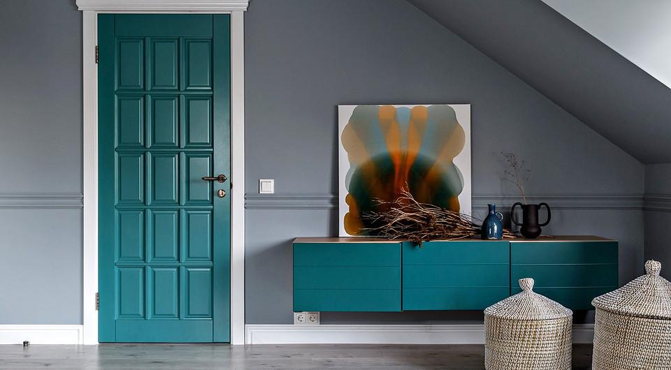 Обрамления проёмов по цвету отличаются от дверных полотен и вместе с плинтусами, выкрашенными в белый цвет, служат своего рода рамой для интерьера. Другое преимущество тако...