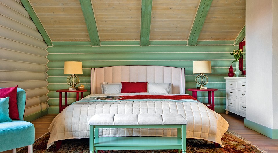 В хозяйской спальне преобладает оттенок агавы: краской этого тона покрыты стена за изголовьем кровати и потолочные балки. Другие предметы мебели имеют схожий, но более насыщенный тон, тек...