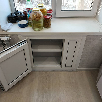 Полки под окном на кухне - 85 фото