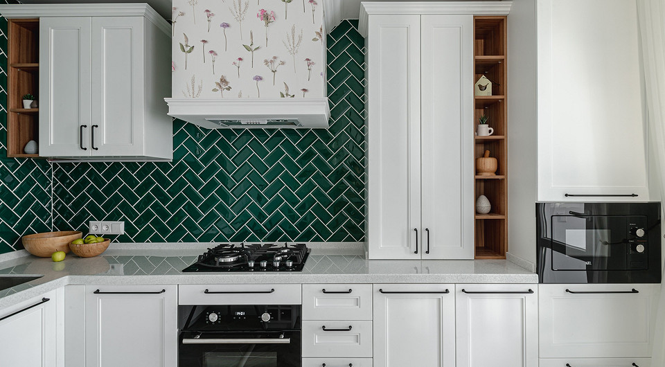 «Интересно решена вытяжка, — рассказывает дизайнер. — Мы сделали короб из ГКЛ, оклеили обоями и украсили карнизом и молдингом, добавив кухне яркий акцент. Воздуховод от вытяжки спрят...