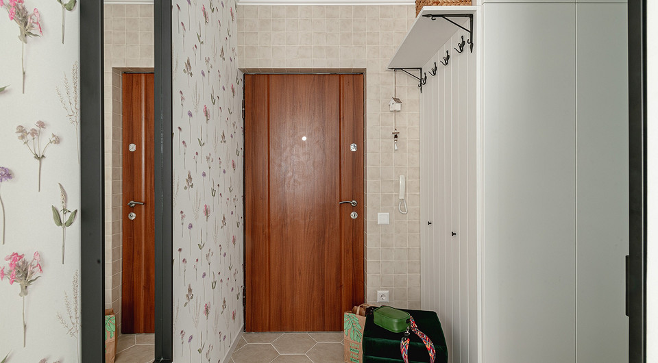 «В прихожей я использовала прием, который часто применяю в своих проектах — облицовка откосов вокруг входной двери керамической плиткой. Это практичное решение», — рассказывает дизай...