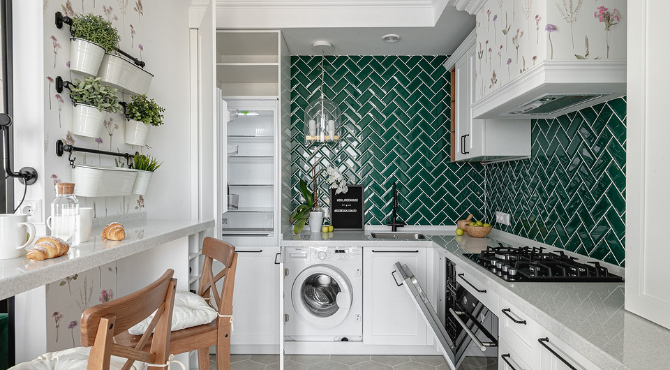 Кухонный гарнитур спроектировали функциональным. Здесь, кроме кухонной бытовой техники, встроена и стиральная машина. «Это решение удобно, поскольку сушку для белья разместят на прилегающ...