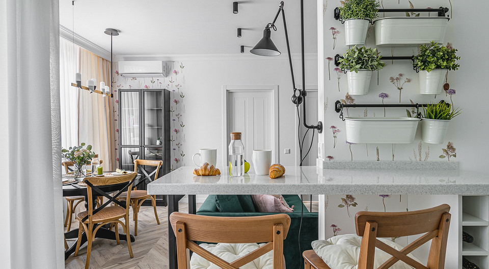 Вид из кухни на гостиную и двери в спальни.