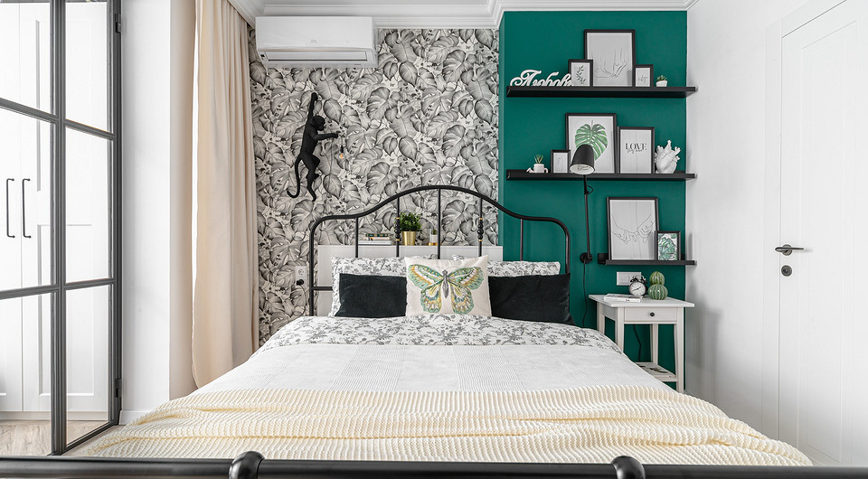 «На обоях в спальне среди листьев прячутся милые обезьянки, — замечает дизайнер. — Поэтому в качестве прикроватного светильника я предложила использовать бра итальянской фирмы Seletti в в...