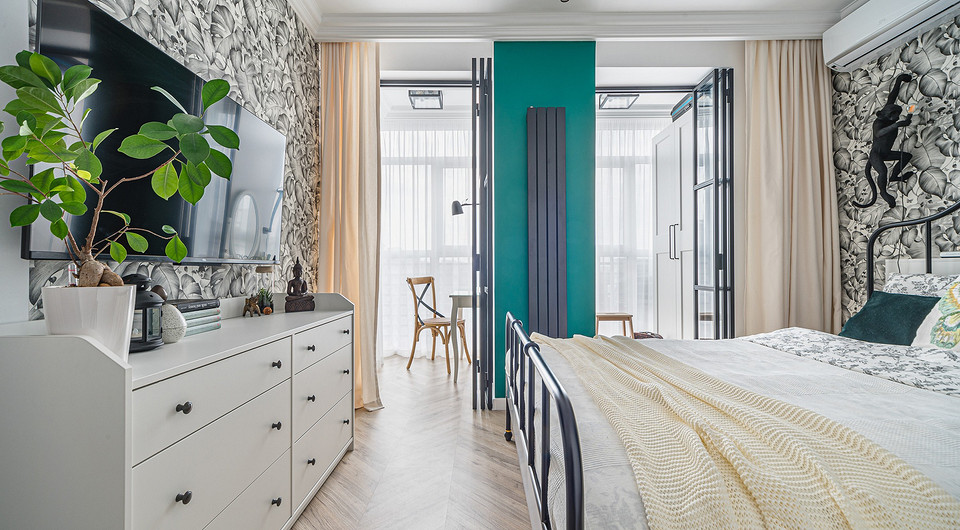 Спальня. Две двери-гармошки на разделенный застекленный балкон.