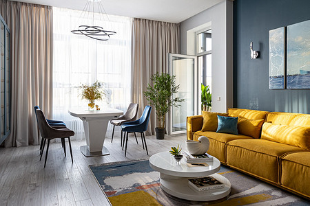 Просторная квартира с весенним настроением для семейной пары 