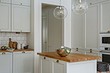 Белая кухня с деревянной столешницей (42 фото)