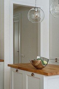 Белая кухня с деревянной столешницей (42 фото)