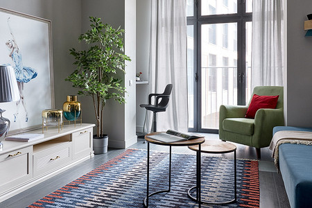 Маленькая квартира для сдачи в аренду с зоной спальни, гостиной и кабинетом на лоджии 