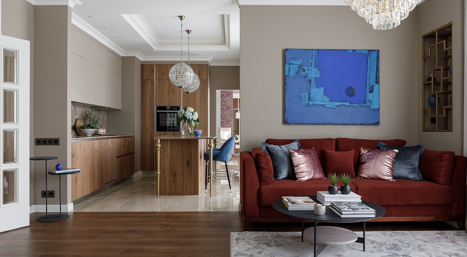 Картина «Затмение» художника Вячеслава Михайлова (Abramova Gallery) выступает акцентной точкой.