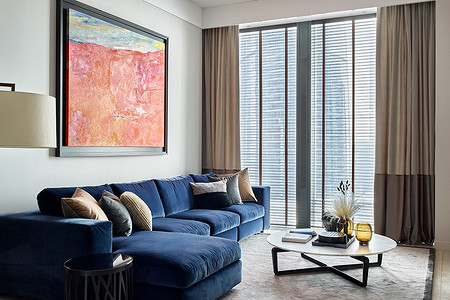 Квартира с ремонтом от застройщика, которую обновили с помощью мебели, освещения и декора 