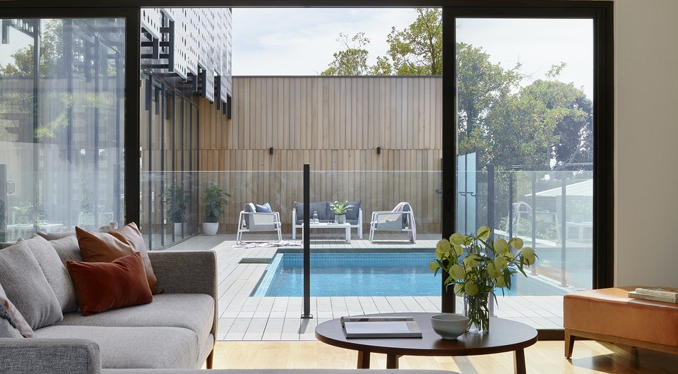 6 полезных и красивых идей для оформления бассейна на участке (захотите повторить)