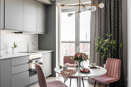 Серо-розовый: маленькая квартира в модных оттенках 