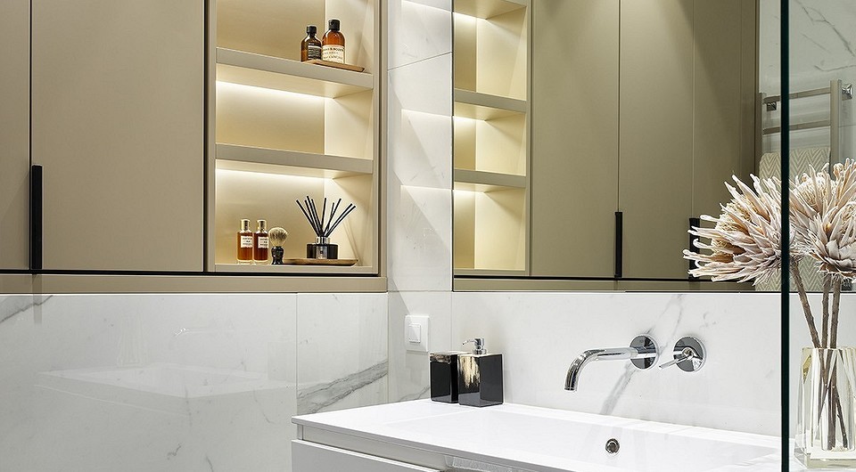 Как повесить полочку для шампуней в ванной, если стены обшиты пластиковыми панелями