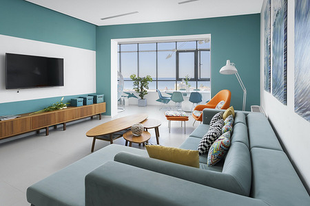 Модный колор-блок в интерьере светлой и просторной квартиры в Сочи