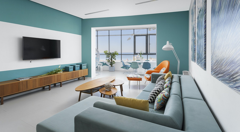 Модный колор-блок в интерьере светлой и просторной квартиры в Сочи