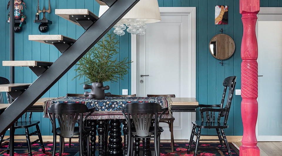 Лестница пересекает гостиную и делит ее будто бы на две зоны: столовую и диванную. Готовую металлоконструкцию обшивали деревом местные мастера. Ступени сделаны из натурального дерева — ил...