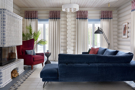 Уютный дом из дерева с изразцовым камином и классической мебелью