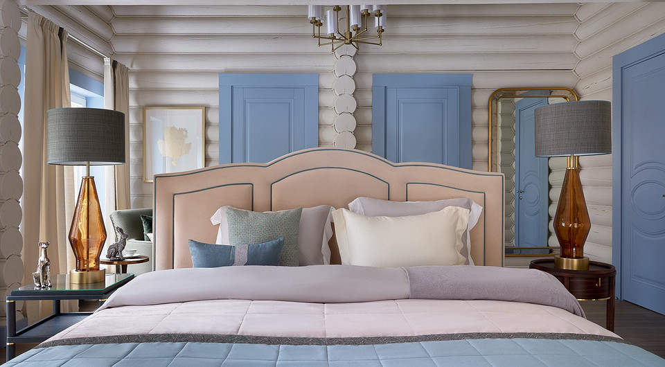 Спальня хозяев. Кровать расположена изголовьем к двум дверям, которые ведут в ванную комнату и гардеробную. 