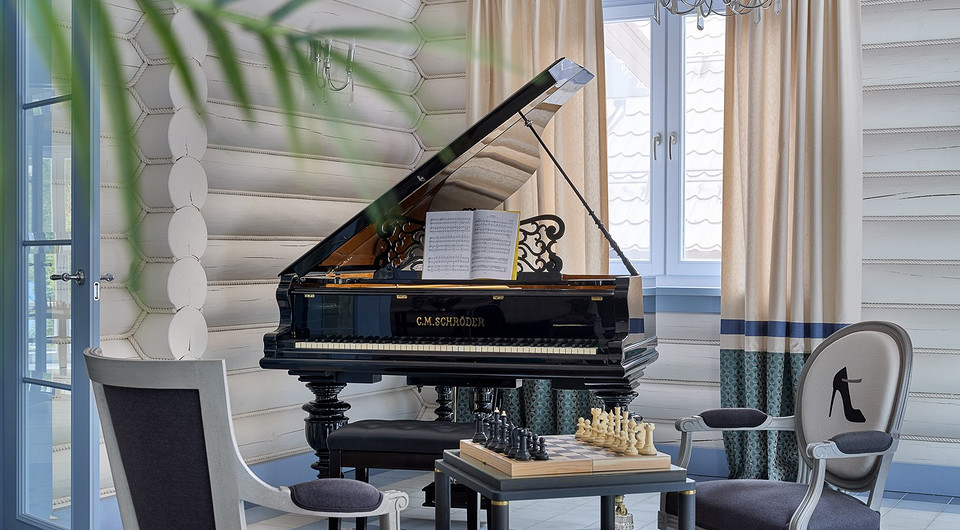 Рояльная комната. Инструмент — начала прошлого века, отреставрированный мастерами.
