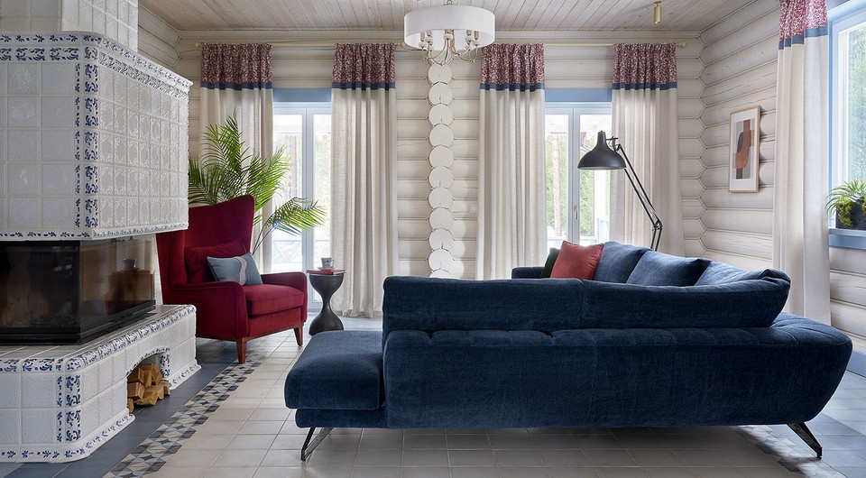 Уютный дом из дерева с изразцовым камином и классической мебелью