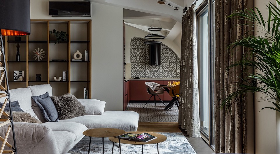 Диван в гостиной, по признанию авторов проекта, искали долго. Он должен был быть эстетичным со всех сторон, так как его размещали посередине комнаты, с мобильной спинкой. При этом у...