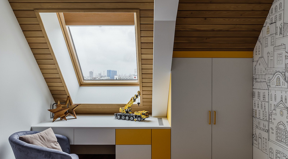 Детская комната не изобилует цветом, как часто бывает. Интерьер достаточно сдержанный, но яркие акценты все же есть — в оформлении шкафа и рабочего стола у окна. Одну из стен украсил...