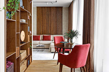 Дерево и яркие акценты: однокомнатная квартира для девушки