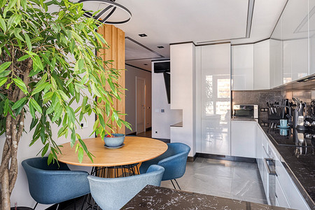 Двухкомнатная квартира в панельном доме, из которой удалось сделать почти трешку